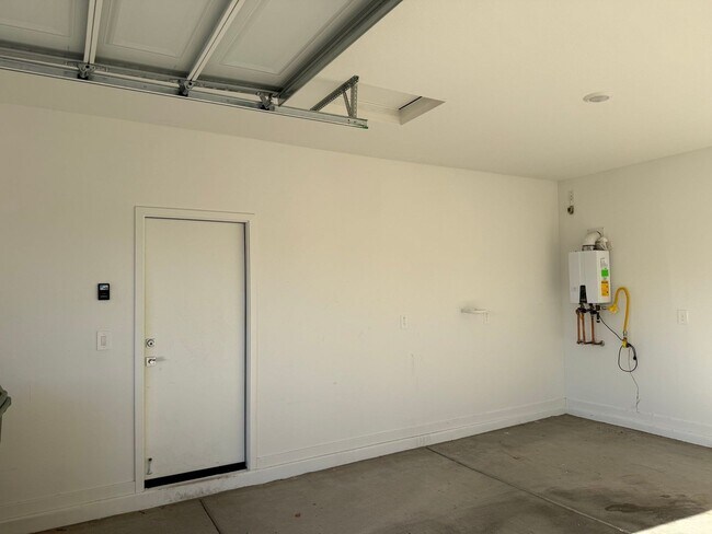 Building Photo - 2462 E Alonso Dr