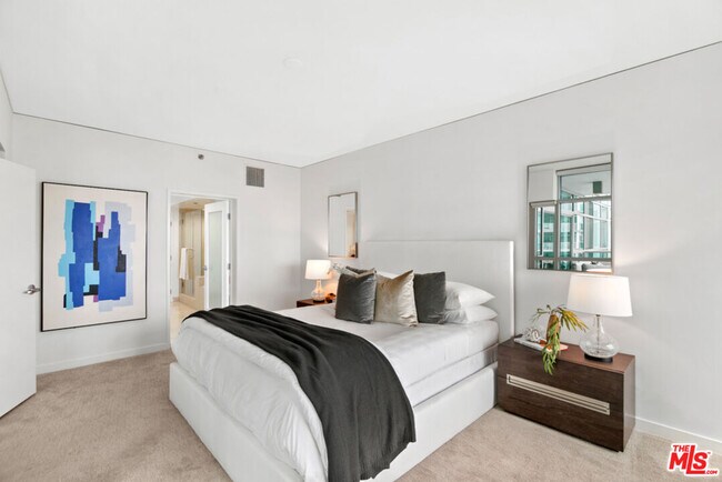 Building Photo - 13650 Marina Pointe Dr