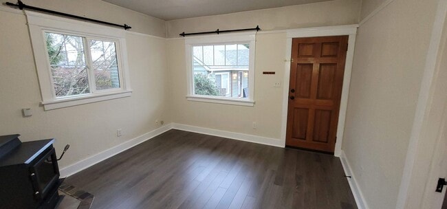Building Photo - Charming home on quaint cul-de-sac!