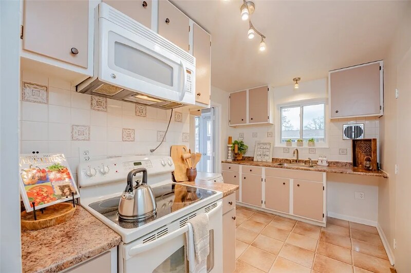 Building Photo - 2456 East Ave