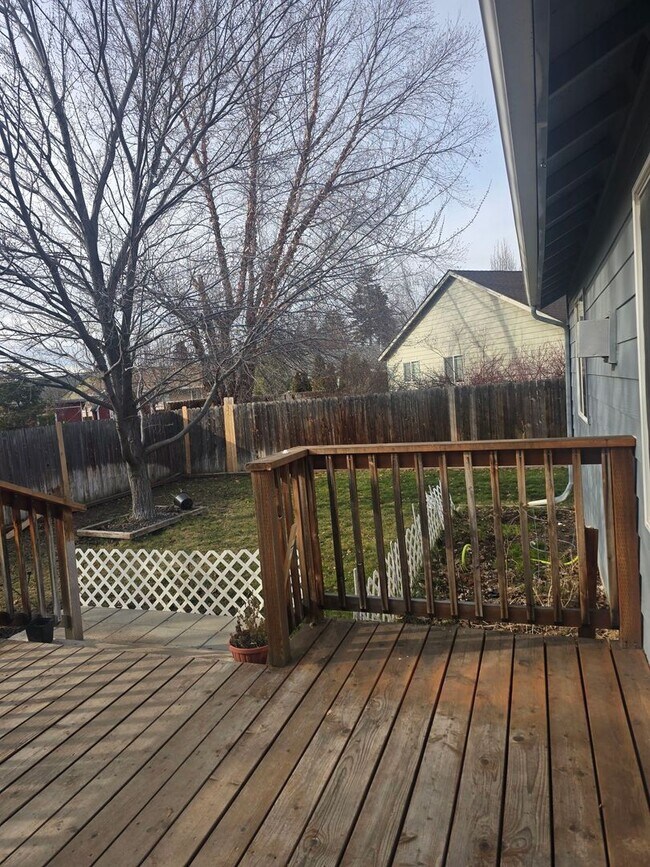 Building Photo - Beautiful 3 bed 2 bath