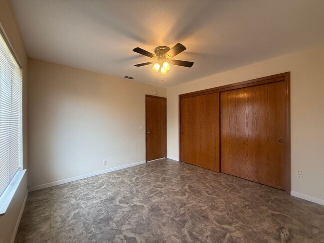 Building Photo - 3-bedroom, 2-bath home in Visalia, CA!