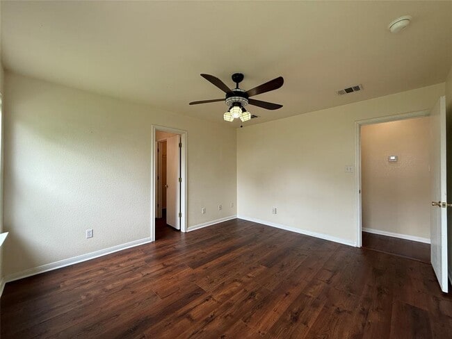 Building Photo - 316 Meadow Park Dr