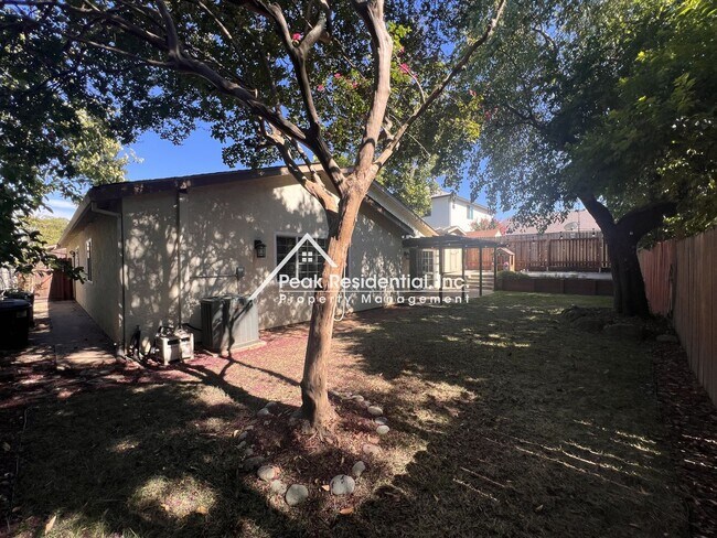 Building Photo - 5541 Walnut Ave