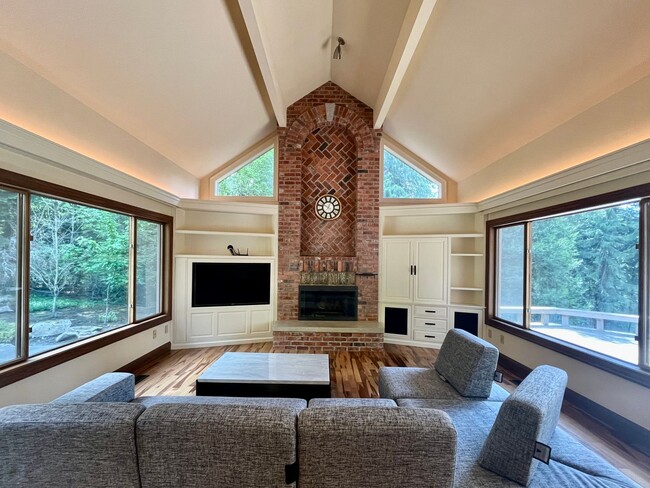 Building Photo - Luxury Estate Retreat in the Heart of Samm...