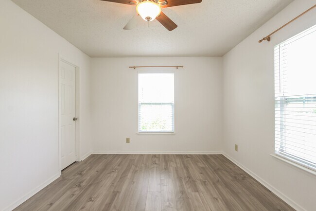 Building Photo - 823 Runnymede Dr