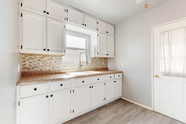 Building Photo - Charming 3 bedroom, 2 bath home in Central El Paso! Special No admin fee, $29 application fee!