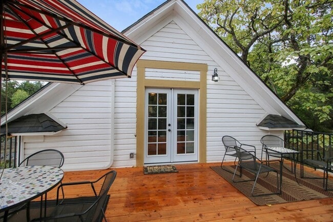 Building Photo - The Loft: Furnished Jacksonville Suite! Grand Deck with Views, King Bed $300 Utility Fee