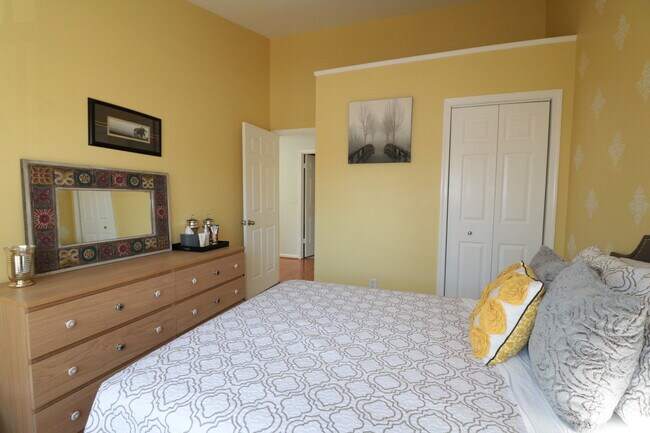 Building Photo - Gorgeous Luxury TH 4 bed, 3.5 bath w/ Wood...