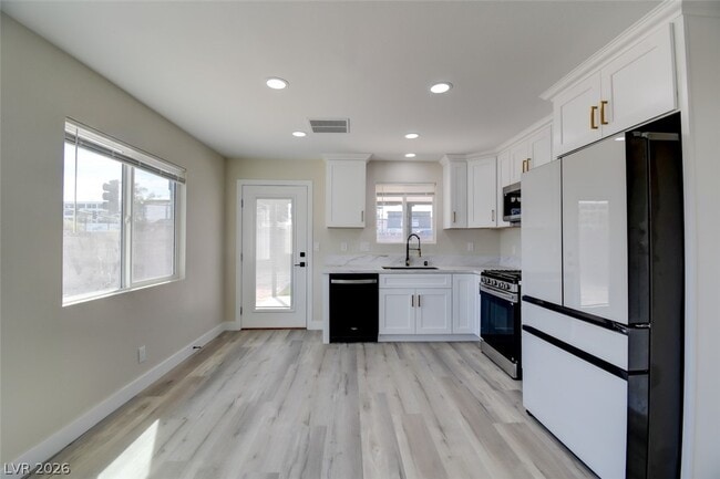 Building Photo - 4401 Vía Torino