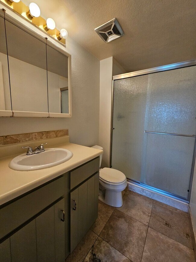 Building Photo - Amazing Penthouse 2 Bedroom 2 Bath With Mo...