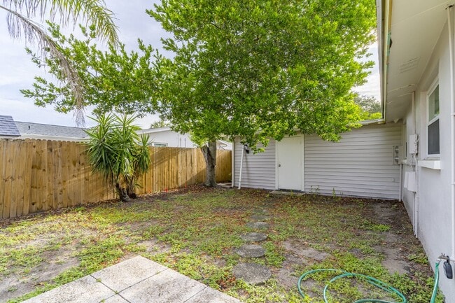 Building Photo - BEAUTIFUL UNIT JUST 5 MINUTE WALK TO DOWNTOWN