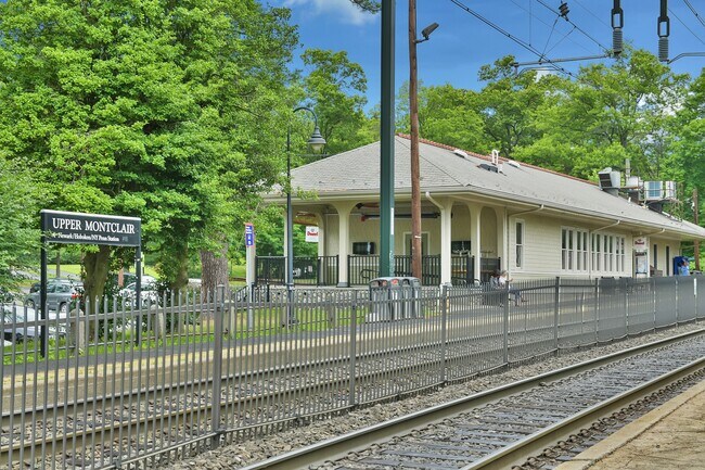 Building Photo - 530 Valley Rd