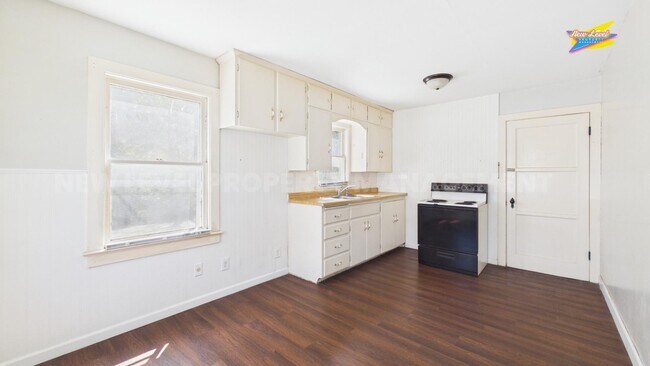 Building Photo - 413 E 6th St