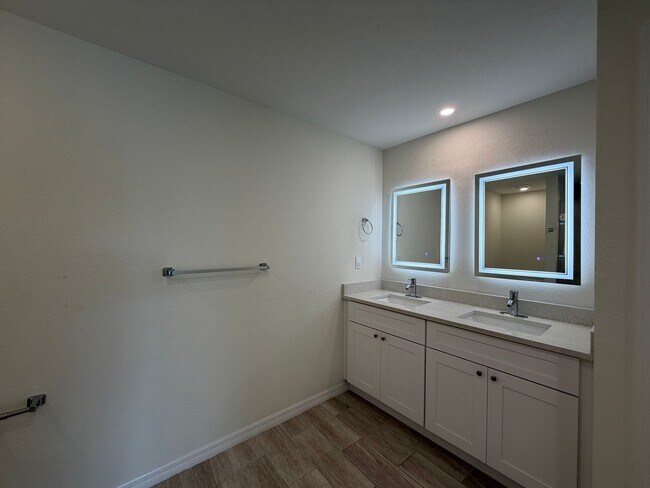 Building Photo - 1018 Vogiantzis Pkwy