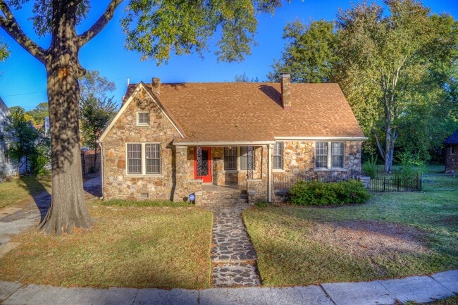 Building Photo - Larger than it looks and all appliances in...