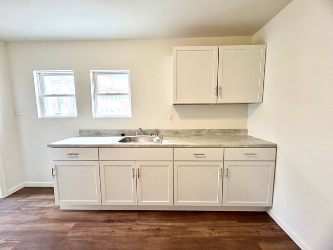 Building Photo - 133 W Maple St