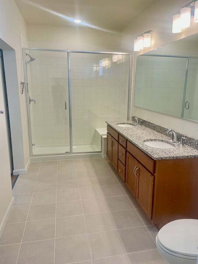 Building Photo - MODERN LUXURY 2BD/2BA/2CAR CONDO in Briargate