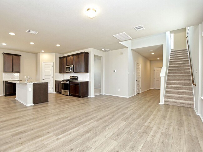 Building Photo - 5 BR + Office /2.5 BA - 2637 SF - Cloverleaf in SOUTH AUSTIN!