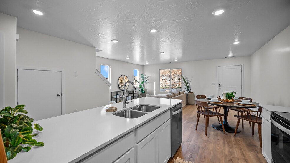 Building Photo - 1694 S Wahweap Way