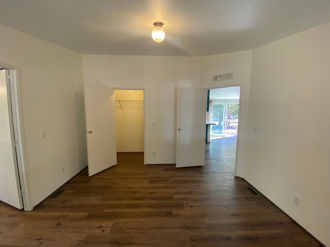 Building Photo - ? Cozy Charm on Almost an Acre in La Pine ?