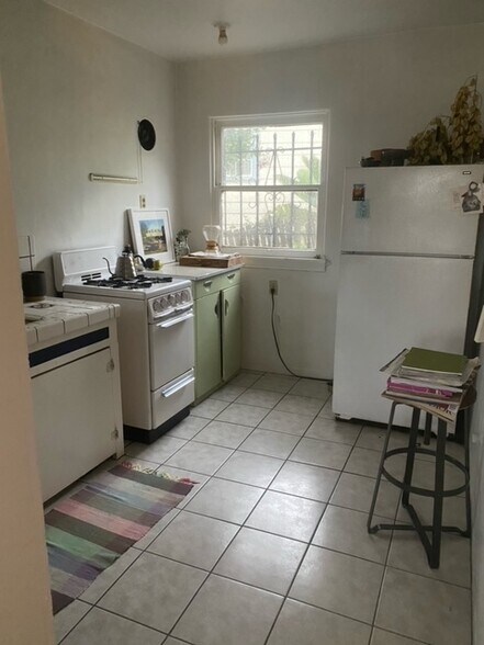 Kitchen - 1721 Lucretia Ave