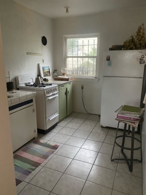 Kitchen - 1721 Lucretia Ave