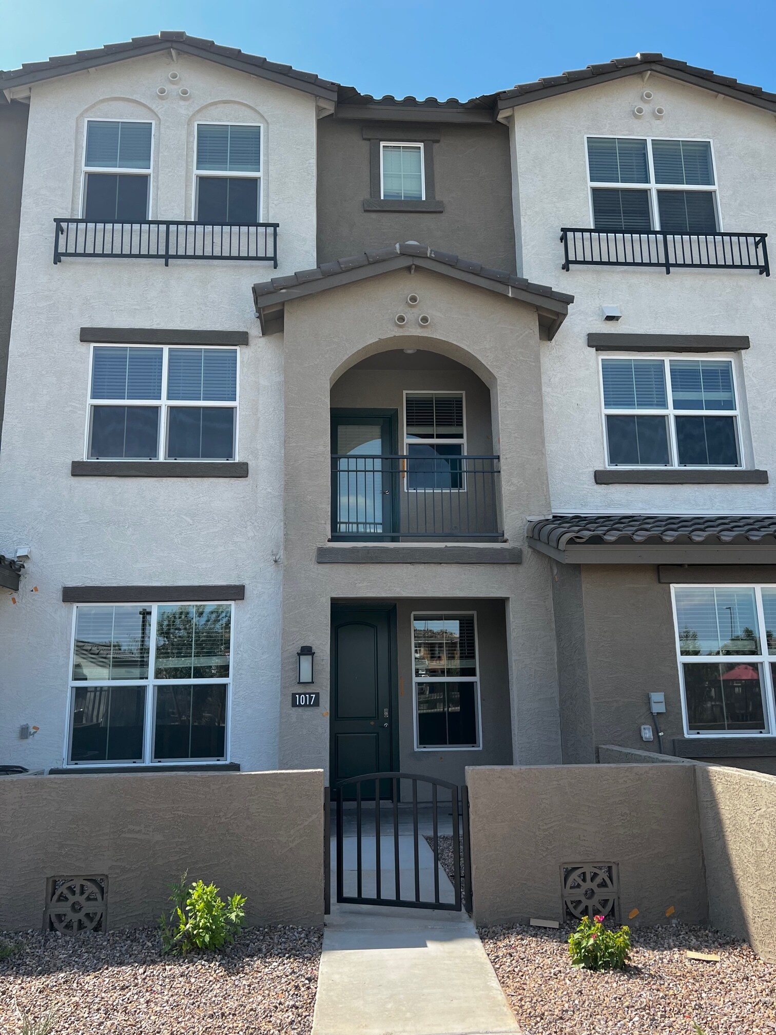 Building Photo - 1255 N Arizona Ave