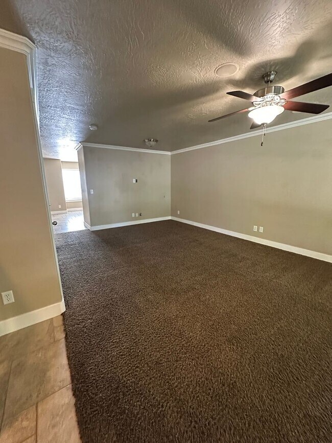 Building Photo - Dog friendly 3 Bedroom 2.5 Bath town home in Provo.