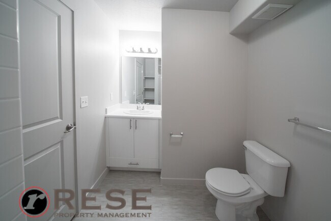 Building Photo - Beautiful Modern Orem Condo w free interne...