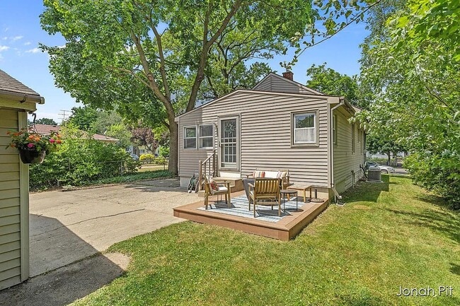 Building Photo - 146 Bowne St NE