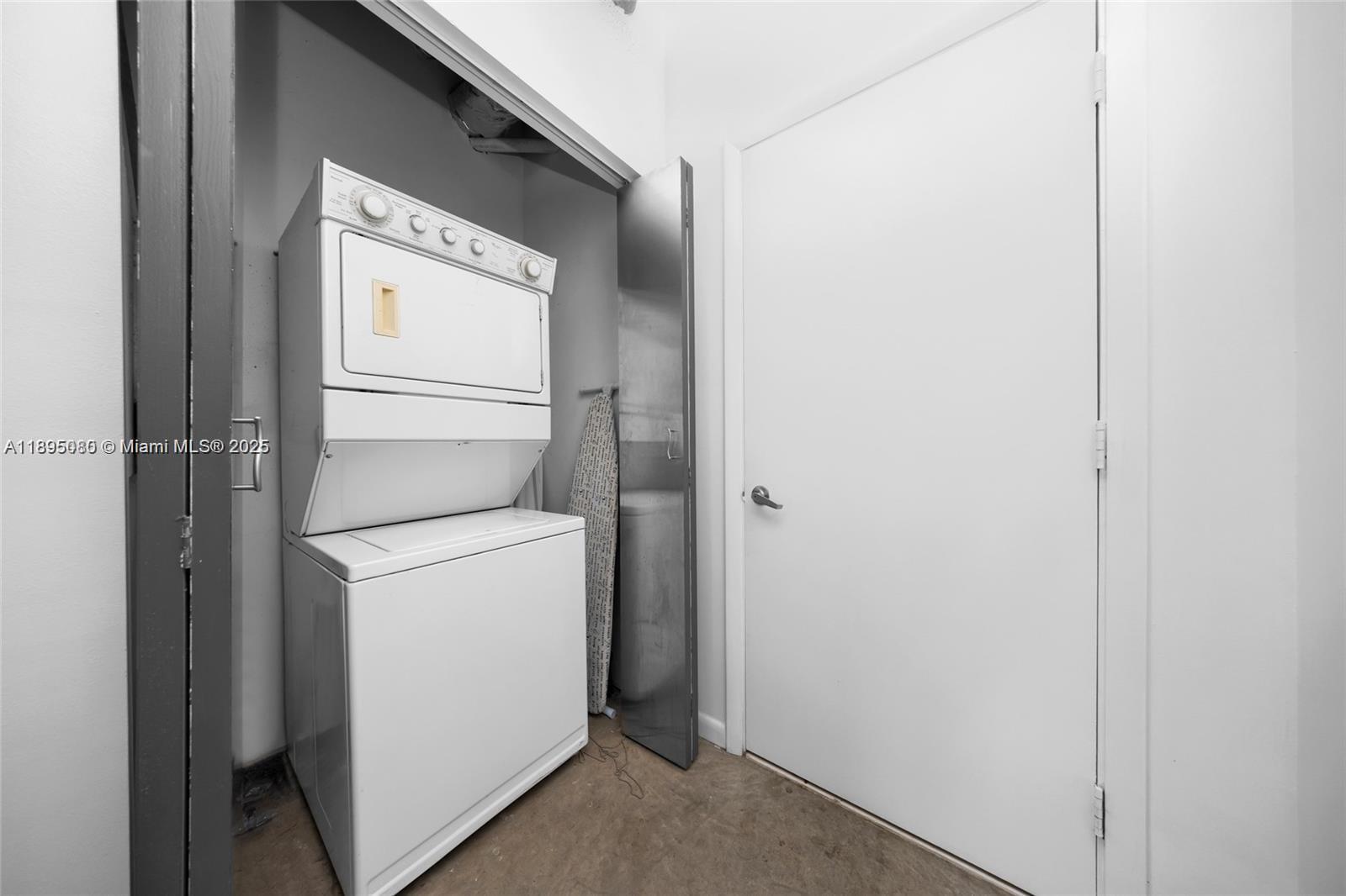 Building Photo - 10 SW South River Dr