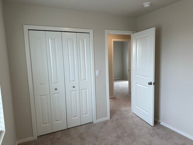 Building Photo - 4 bedroom 2.5 bathroom home!