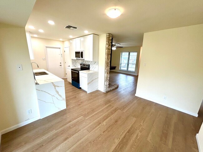 Building Photo - **COMING SOON** Newly Renovated 3 Bedroom ...