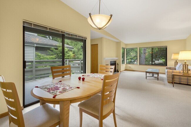Building Photo - 1bed 1 bath water, sewer garbage & parking included Downtown Bellevue