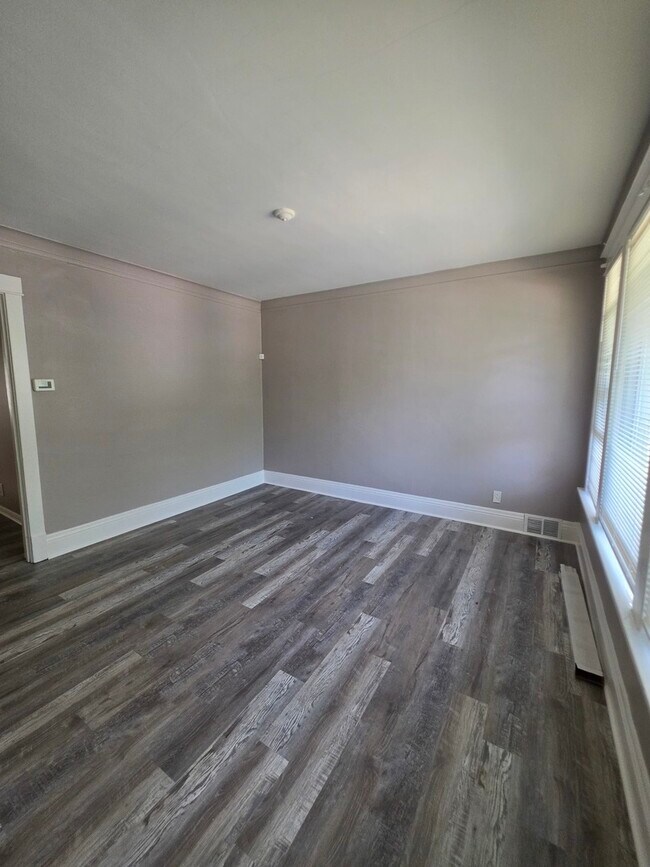 Building Photo - 309 E 120th Pl
