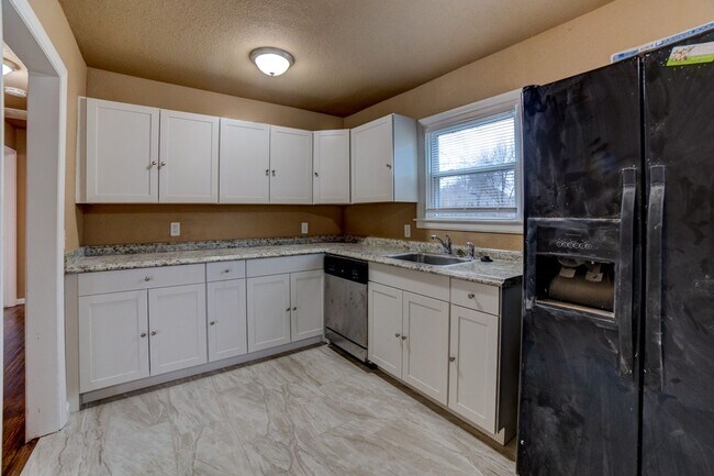 Building Photo - 3 Bed / 1 Bath in Tulsa!