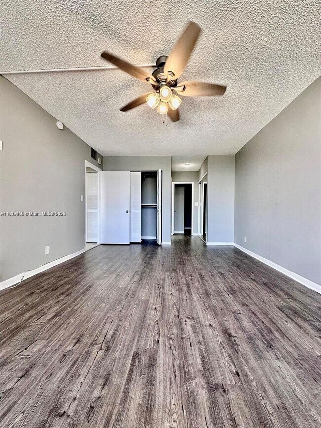 Building Photo - 2500 Parkview Dr