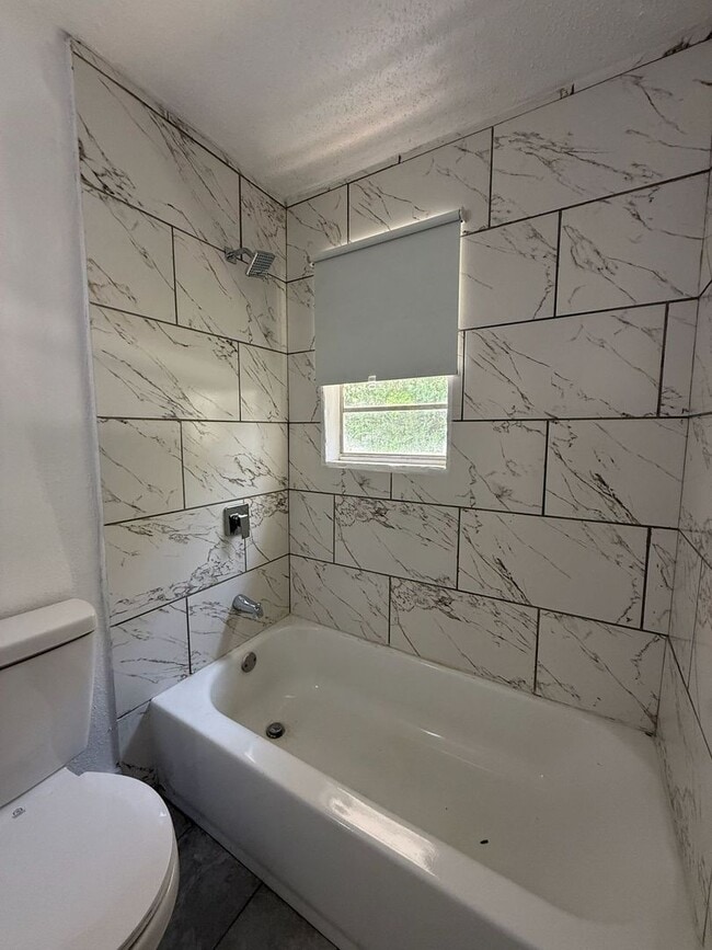 Building Photo - Freshly renovated 3 bedroom unit!