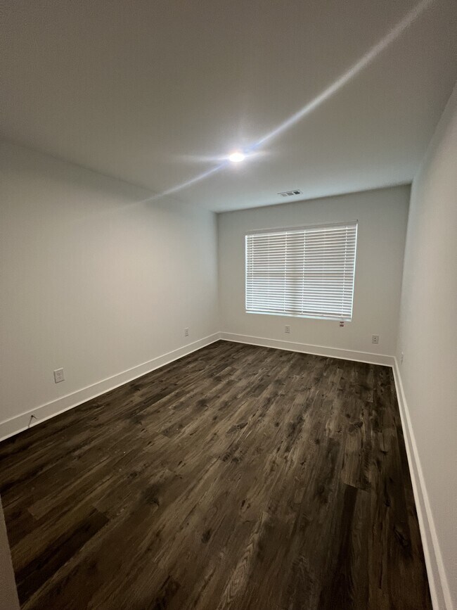 Building Photo - 535 S Forest Ave