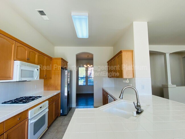 Building Photo - 2916 Roberts Ave