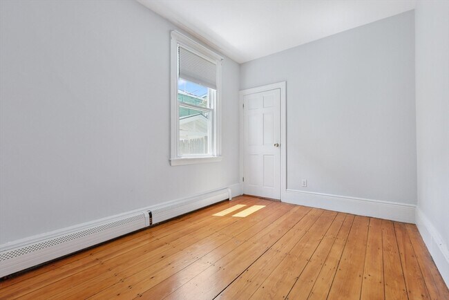 Building Photo - 174 Sydney St