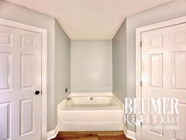 Building Photo - Now Available - 4br/2ba Home near NAS Pensacola back Gate