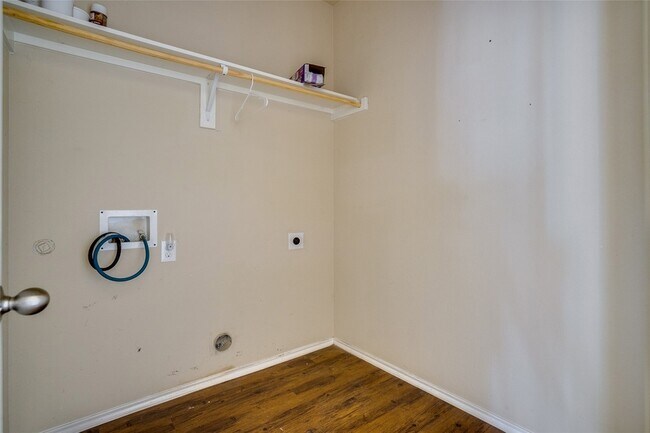 Building Photo - 301 Plum Dr