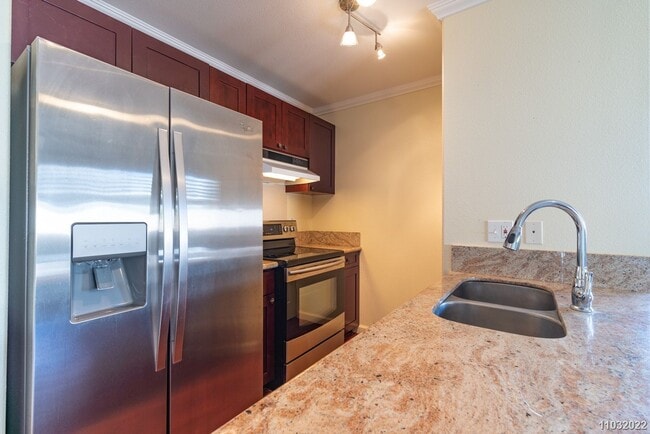 Building Photo - Available Now! Updated 3BR/2BA/2PKG unit i...