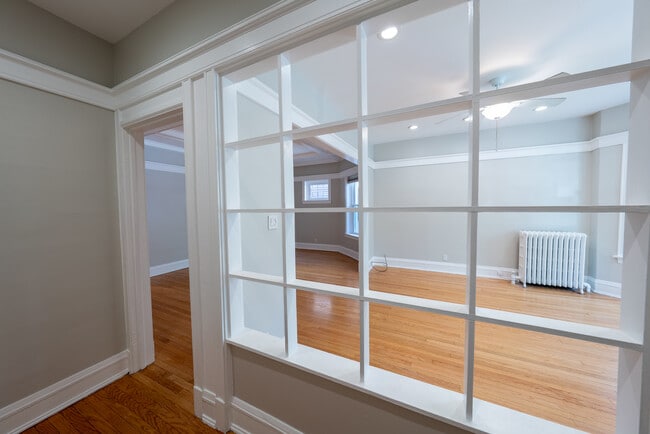 Building Photo - 1460 W Foster Ave