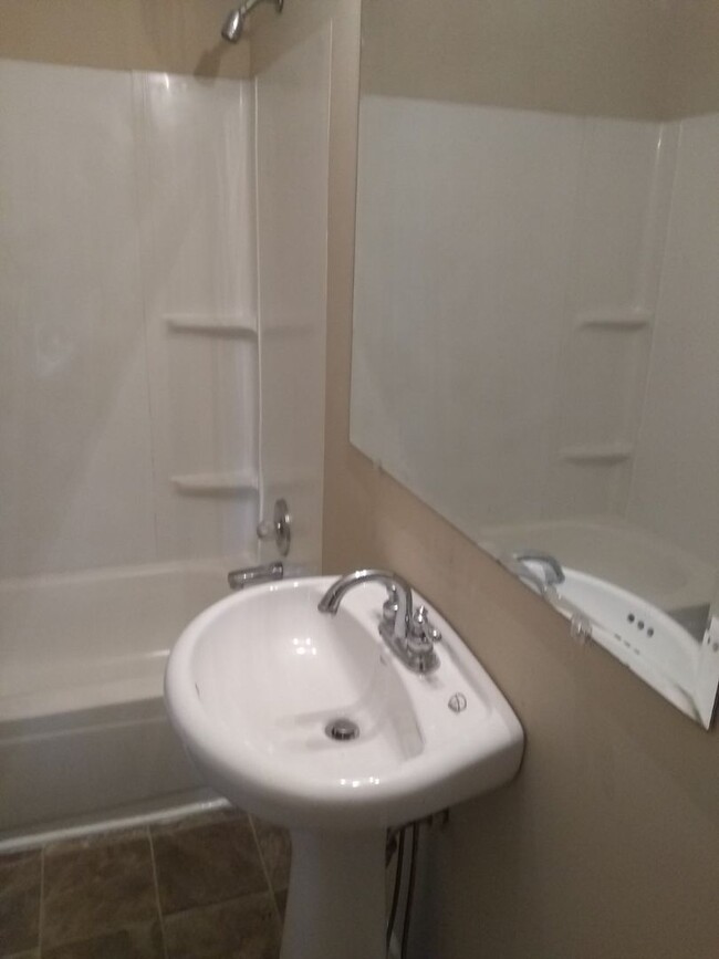 Building Photo - BACK ON THE MARKET!  $15.00 APPLICATION FE...