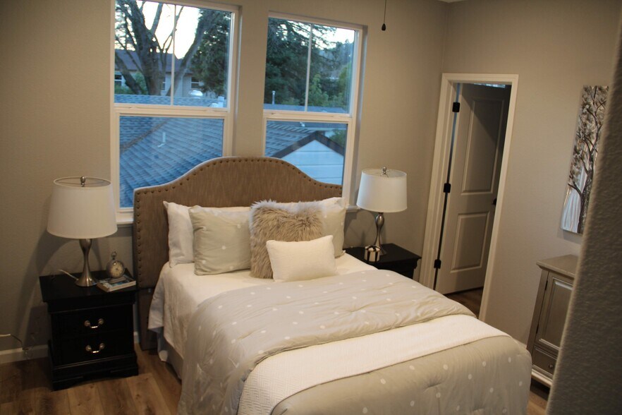 Unit 3626 Back Bedroom Facing Window & Bath - 3626 Chestnut St