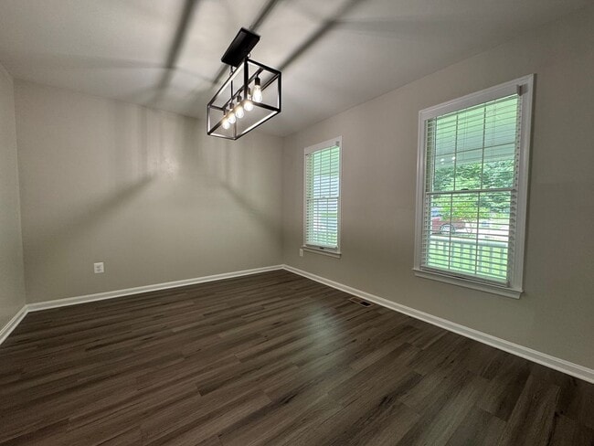 Building Photo - Stunning 4 Bed 3.5 Bath Home With Deck And...
