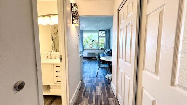 Building Photo - 611 Destiny Dr